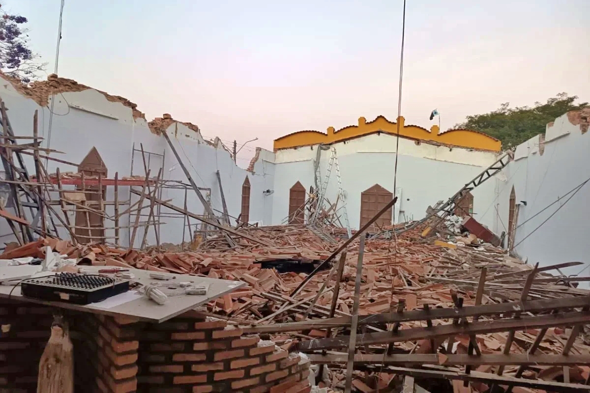 Teto de igreja desaba durante festejos de São Francisco, no Piauí