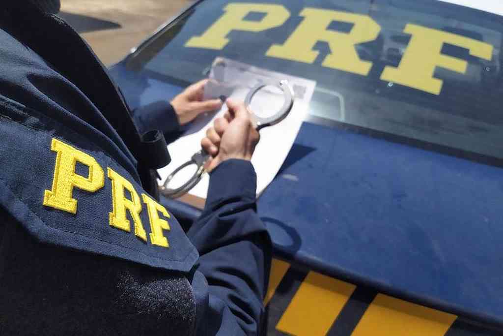PRF prende mulher com mandado de prisão em aberto e apreende drogas em Colônia do Gurgueia