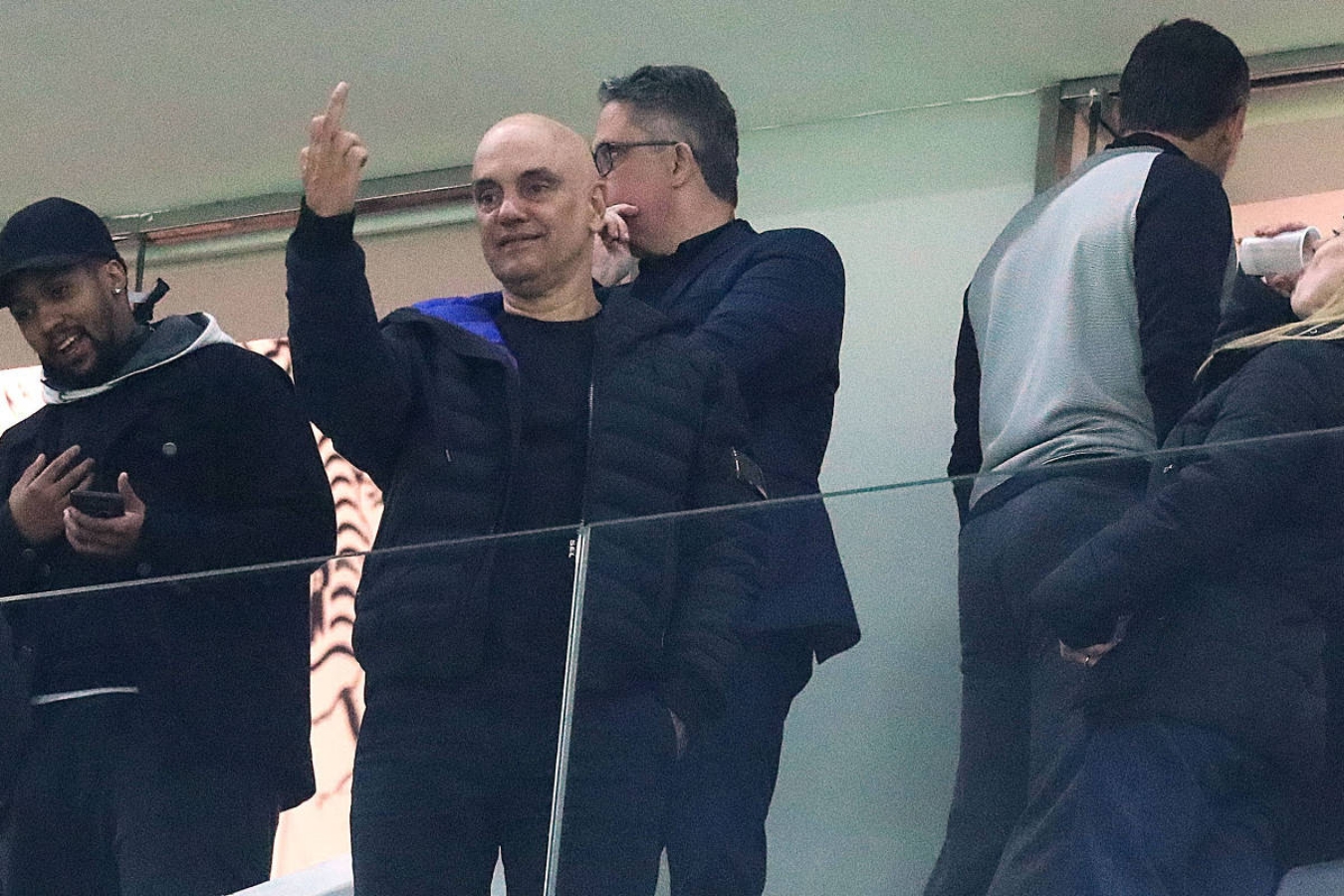 Jornal demite fotógrafo que flagrou gesto obsceno de Moraes em estádio