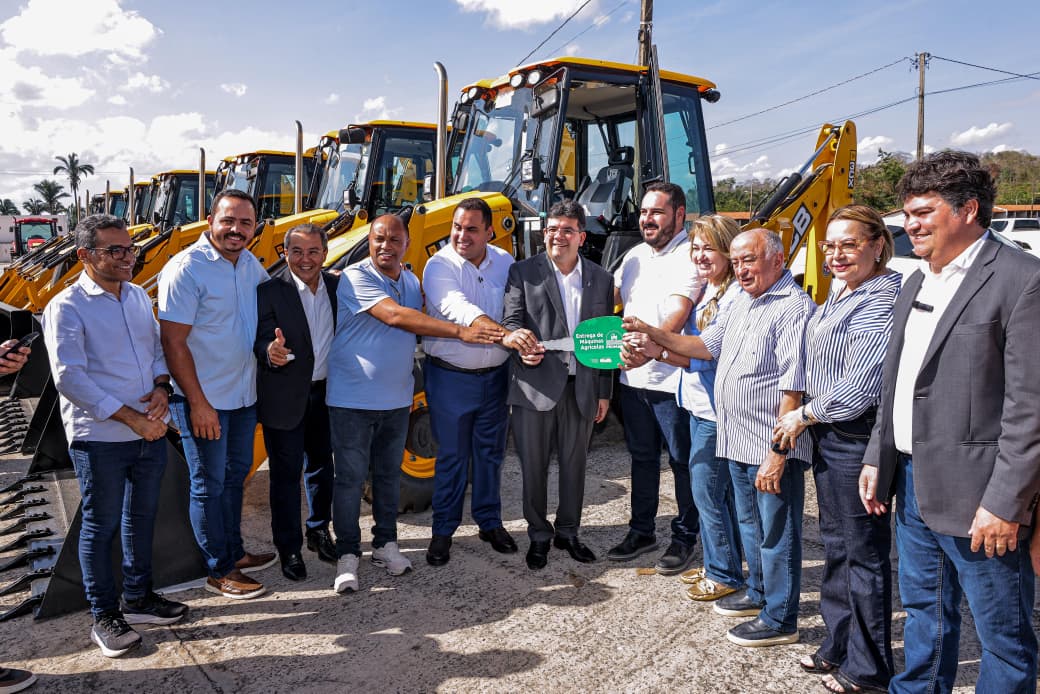 Rafael Fonteles participa da entrega de máquinas agrícolas para Avelino Lopes, Corrente, Santa Filomena e outros 25 municípios