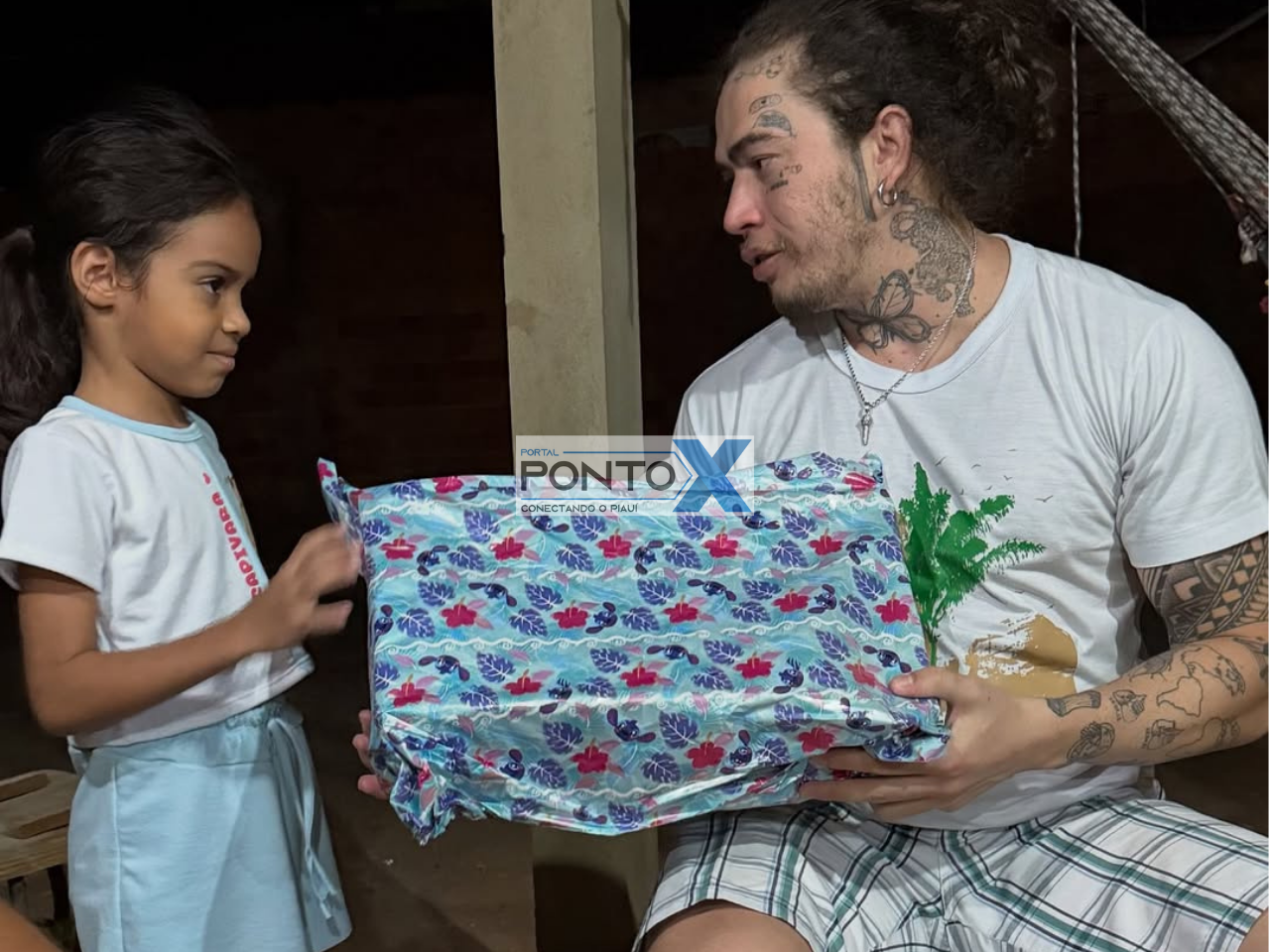Whindersson Nunes faz surpresa em Santa Luz e distribui presentes para crianças no Dia das Crianças