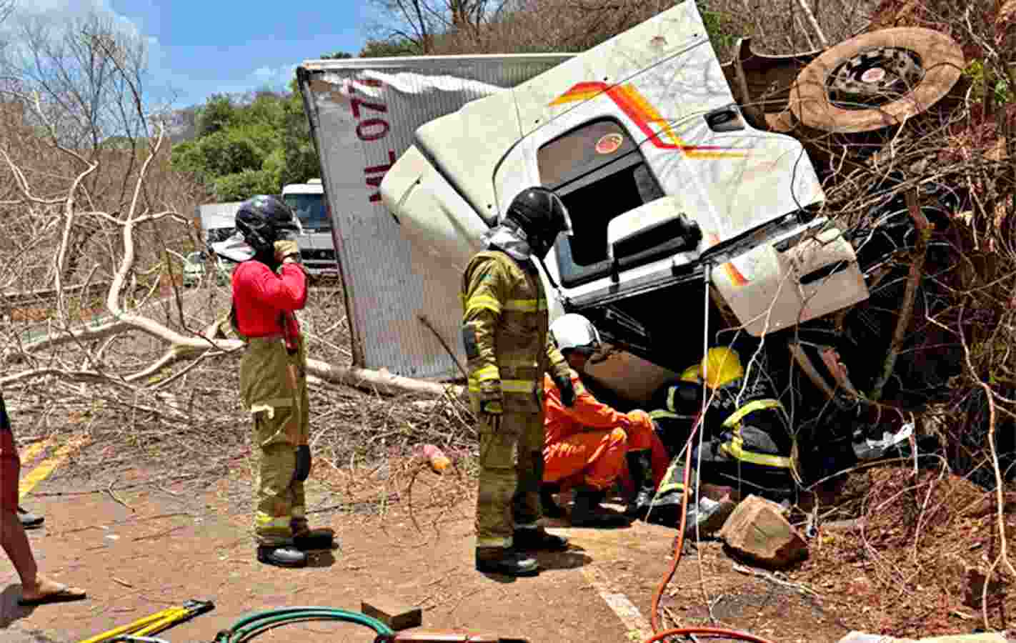 Mãe e filho de dois anos ficam presos nas ferragens após caminhão tombar no Piauí