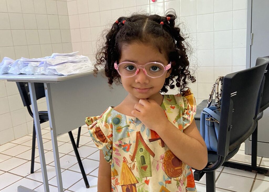 Carretinha da Saúde inicia entrega de óculos para crianças de quatro municípios do Sul do Piauí