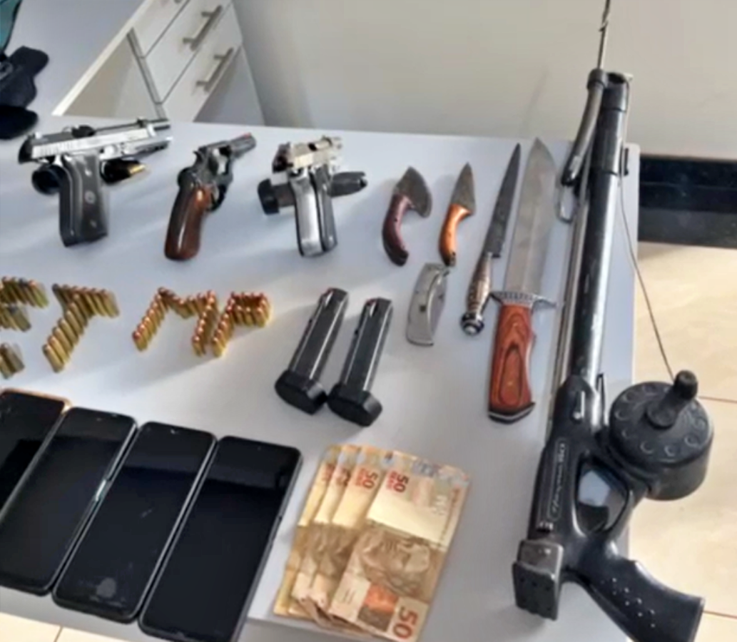 Polícia Militar apreende várias armas e prende cinco suspeitos em abordagem na BR-135, em Corrente