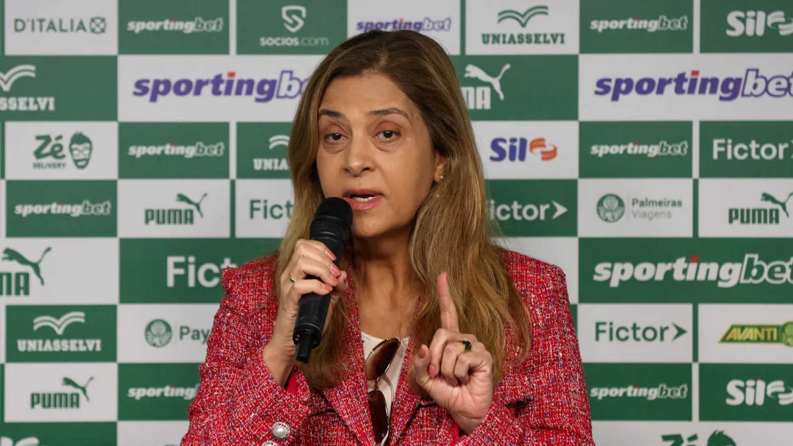 Leila defende SAF até no Palmeiras e cutuca o Corinthians ao falar sobre o fair play financeiro