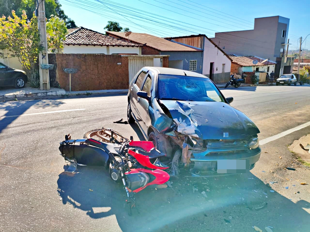 Colisão entre carro e moto deixa motociclista ferido no bairro Miramar, em Bom Jesus