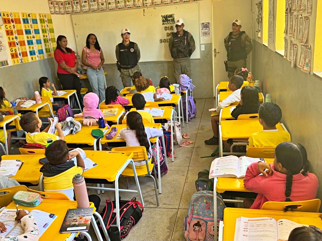 Policiais Militares visitam escola em Bom Jesus em homenagem ao Dia do Soldado