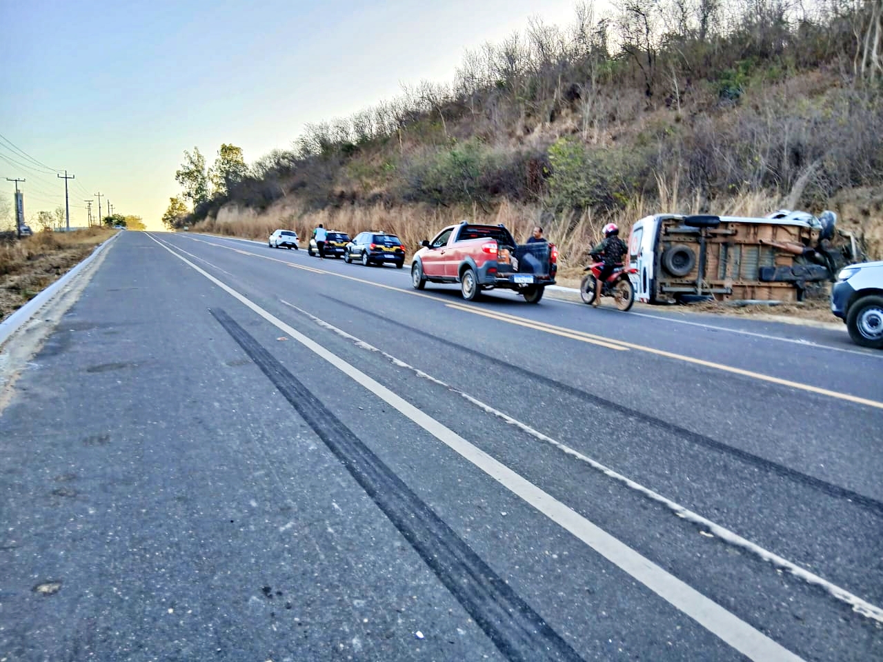 🚨 URGENTE: Ambulância do SAMU de Cristino Castro tomba após colisão com animal na BR-135