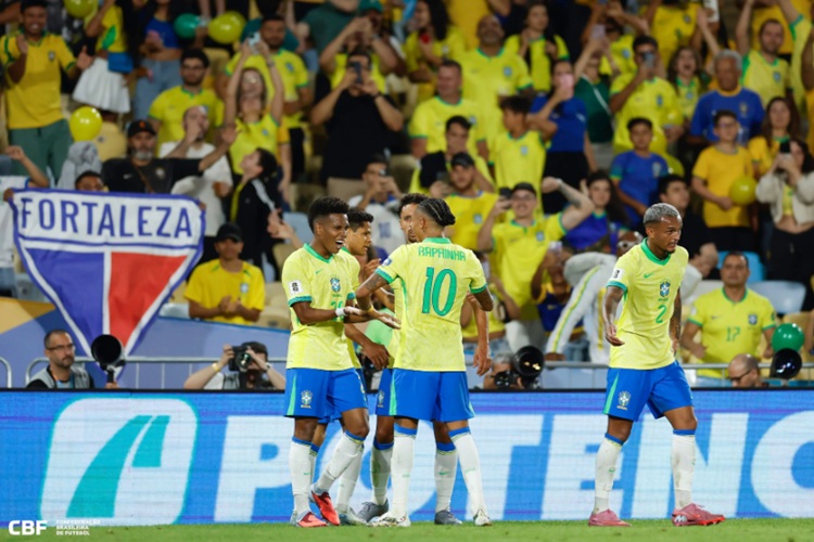 Brasil vence Chile por 3 a 0 com festa no Maracanã
