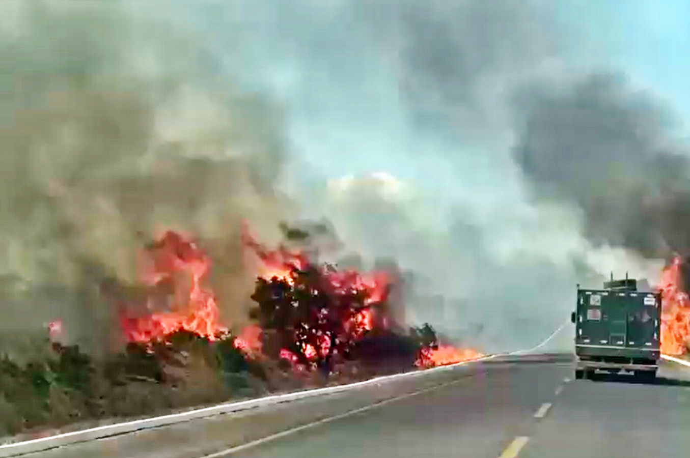 (Vídeo) | Incêndio às margens da BR-235 coloca motoristas em risco no Sul do Piauí