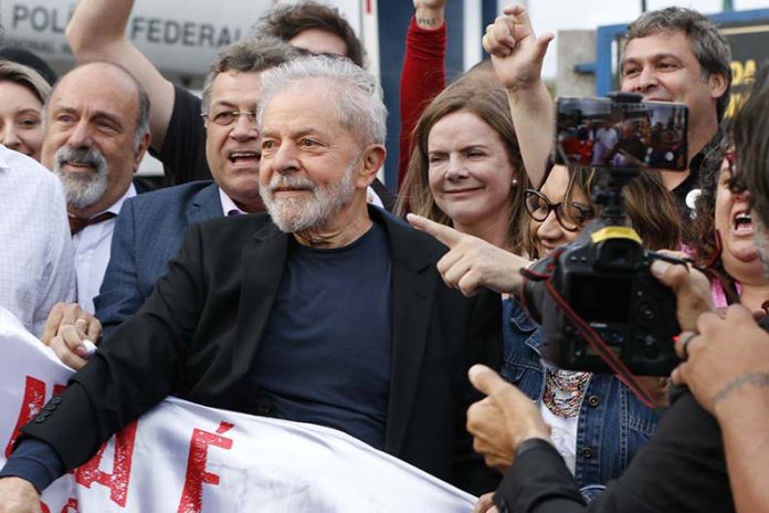 LULA DEIXA A PRISÃO EM CURITIBA.