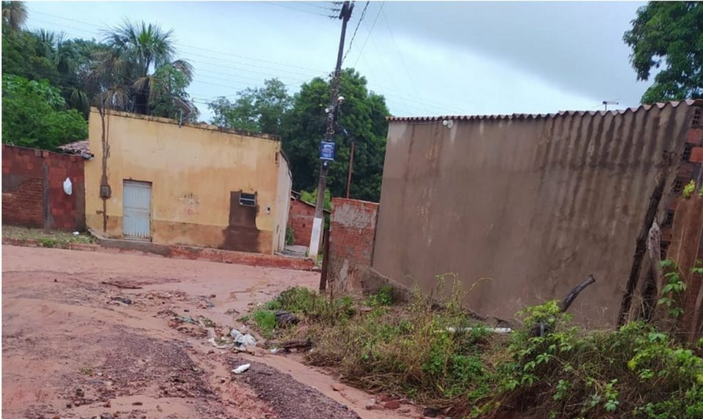 Família fica desalojada em Gilbués, Sul do Piauí após chuva (Foto: Clica 40 graus)