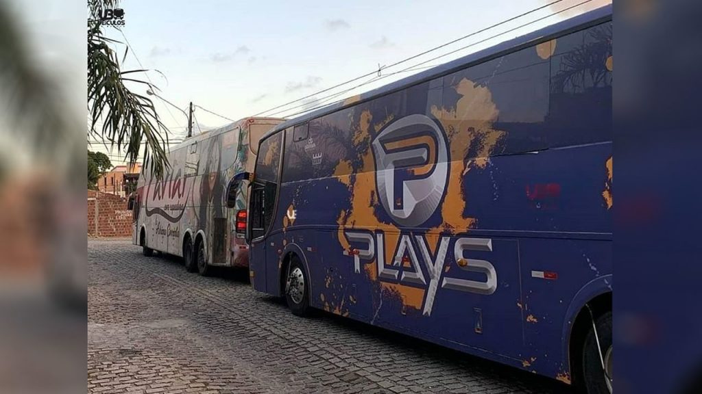 Ônibus das Caviar com Rapadura Forró dos Plays foram usados nos últimos anos para transporte de instrumentistas e equipamentos de shows Divulgação