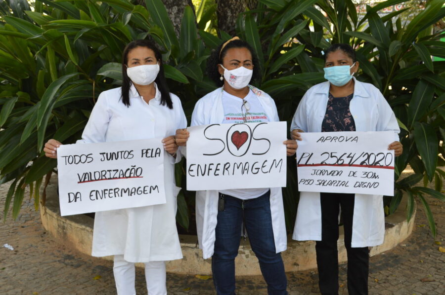 Enfermeiros realizam manifestação e cobram aprovação de piso salarial em Bom Jesus-PI (Foto: Portal Ponto X)