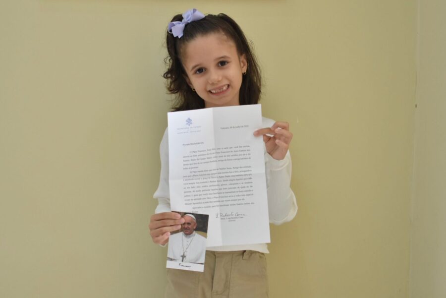 Piauiense de 7 anos recebe carta do Papa Francisco (Foto: Diocese de Campo Maior)