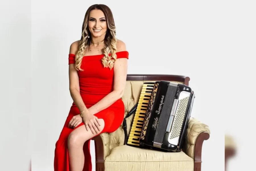Rita de Cássia compôs sucessos como "Meu Vaqueiro, Meu Peão" e "Saga de um Vaqueiro". — Foto: Divulgação