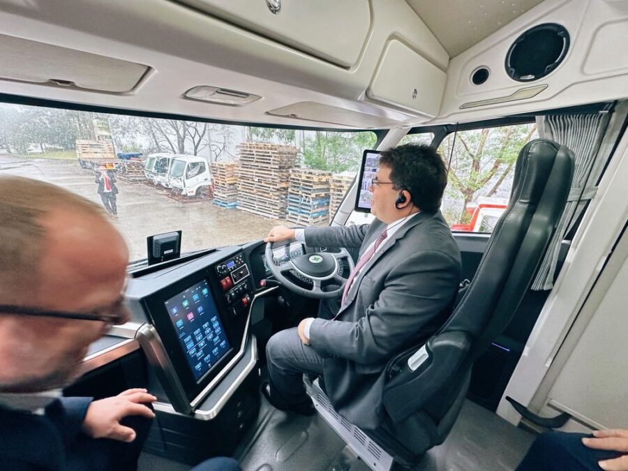 Rafael Fonteles faz 'test-drive' em caminhão movido a hidrogênio na Austrália