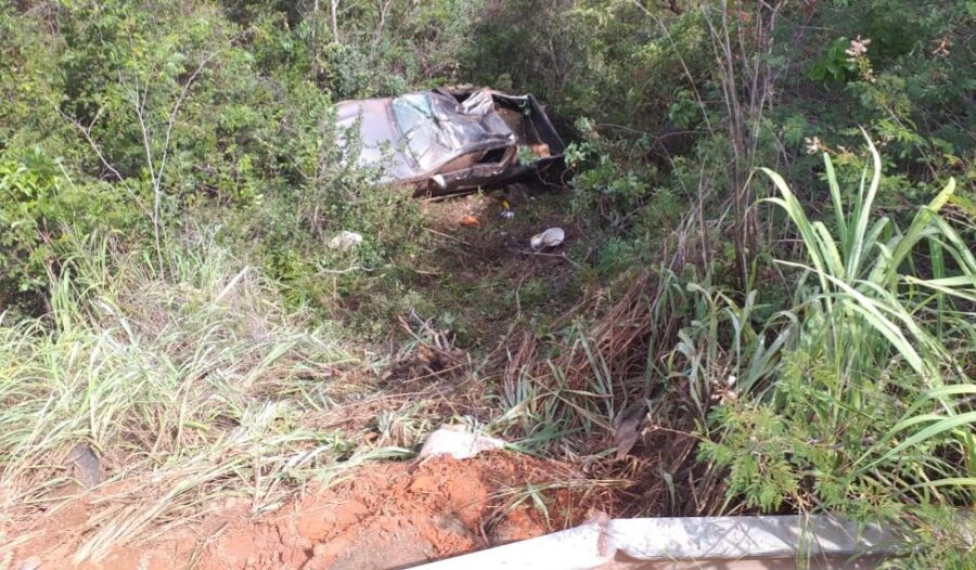 Dois homens escapam ilesos após caminhonte despencar de ribanceira na BR-135, Sul do Piauí