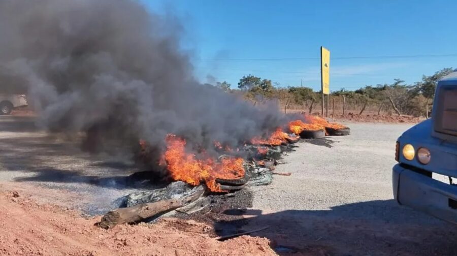 Moradores e comerciantes de Monte Alegre bloqueiam BR-135 no Sul do Piauí (Foto: Clica 40 graus)