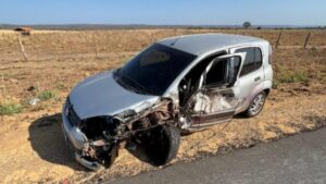 Carro invade pista e colide com caminhão na BR-135 (Foto/créditos: Portal Gurgueia)