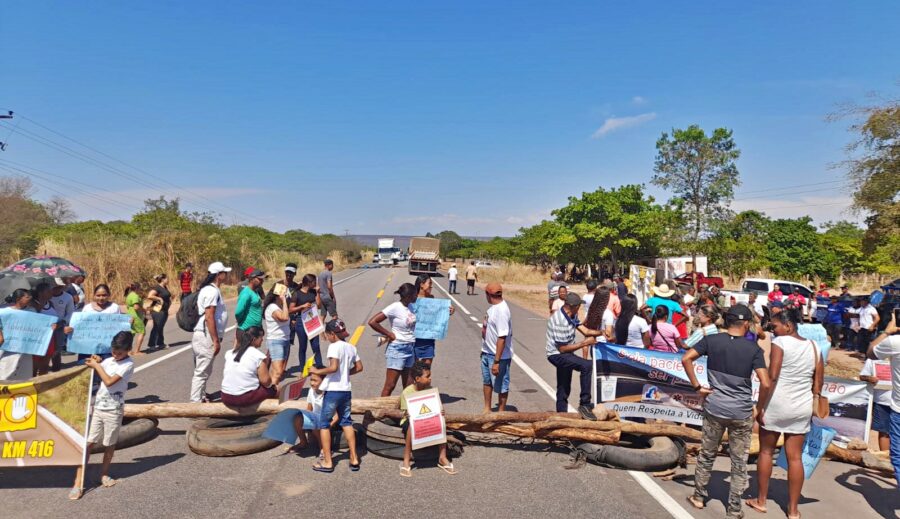 Manifestantes interditam BR-135 em Redenção do Gurgueia (Créditos: Leonardo Ribeiro - Edição: Portal Ponto X)