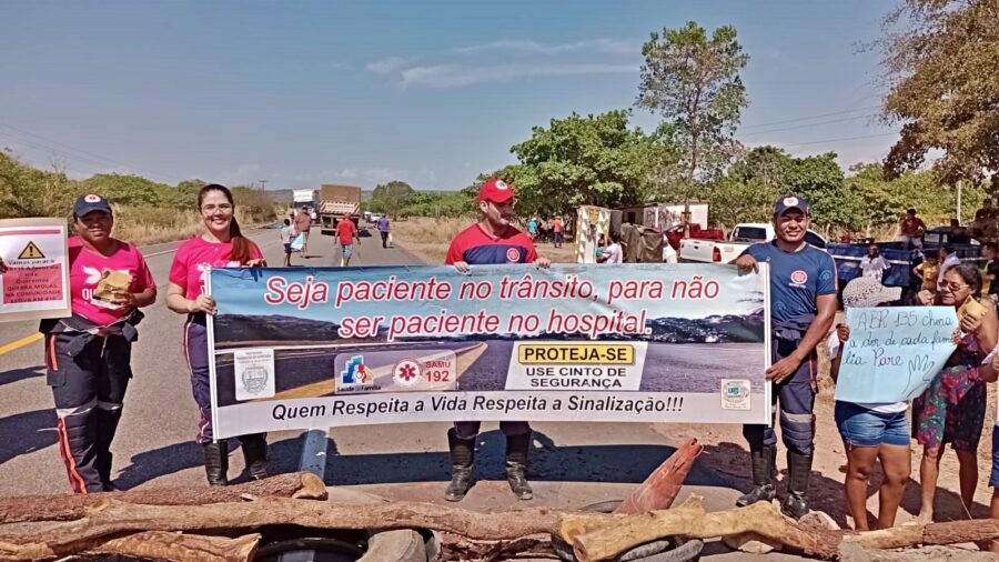 Manifestantes interditam BR-135 em Redenção do Gurgueia (Créditos: Leonardo Ribeiro - Edição: Portal Ponto X)