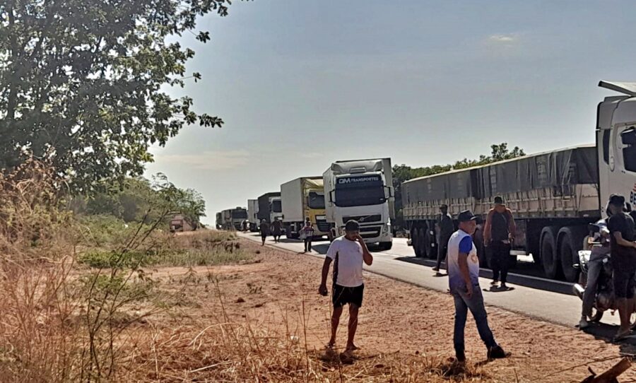 Manifestantes interditam BR-135 em Redenção do Gurgueia (Foto_Ponto X)