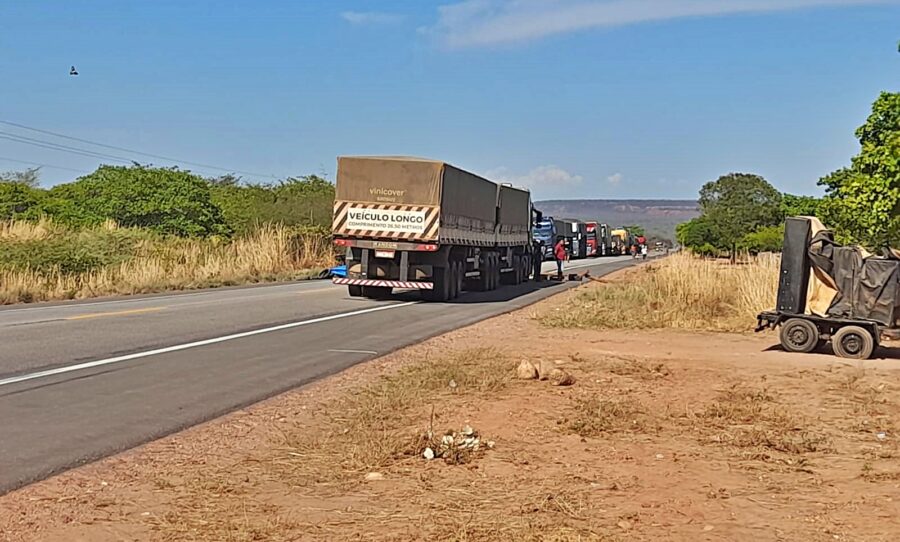 Manifestantes interditam BR-135 em Redenção do Gurgueia (Foto_Ponto X)