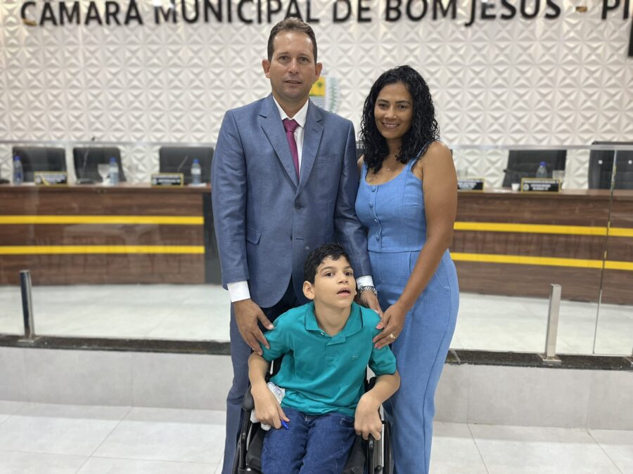 Vereador Claudinho do Açougue, acompanhado da esposa e filho (Foto: Portal Ponto X)